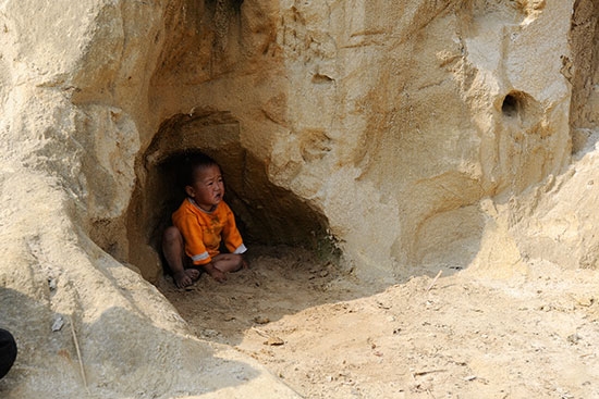 Tự tạo hầm trú nắng để vui chơi