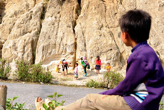 Sân chơi là vách núi ven đường