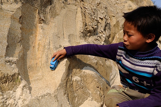 Món đồ chơi “xa xỉ” của các em nơi đây