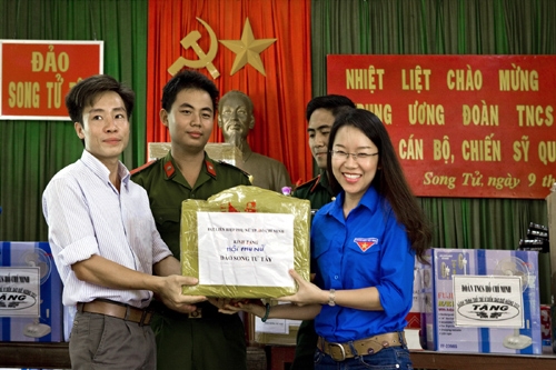 Tặng quà các hộ dân trên đảo