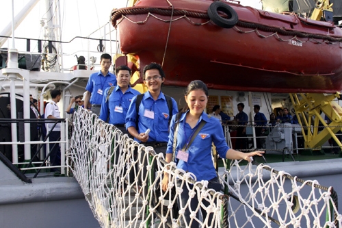 Các bạn trẻ trên tàu tới Trường Sa