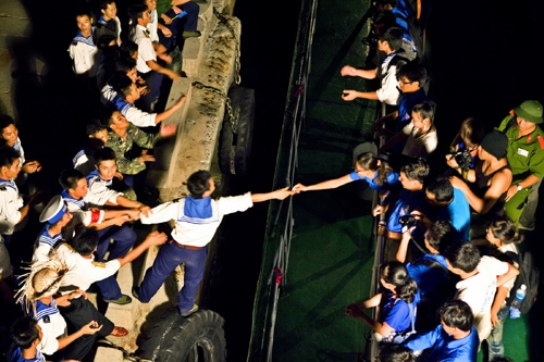 Lưu luyến chia tay trên cầu cảng.