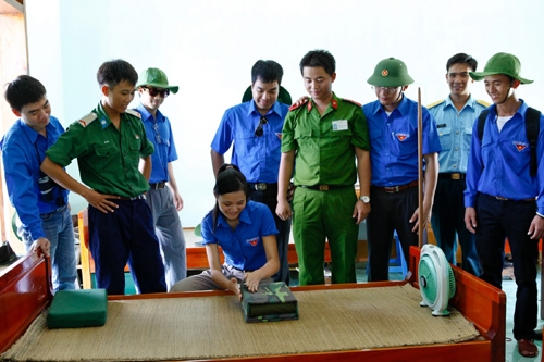 Các bạn trẻ trải nghiệm gấp nội vụ cùng chiến sĩ