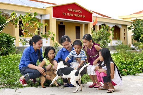 Vui chơi cùng các em nhỏ trên đảo