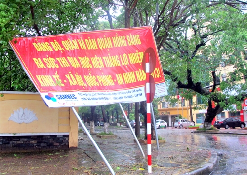 Pa nô, khẩu hiệu bị gió bão “xé toạc”.