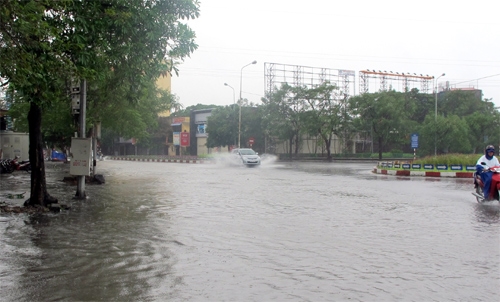 Nhiều tuyến phố đã ngập sâu trong nước.