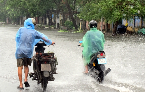 Nước ngập sâu khiến nhiều phương tiện bị chết máy.