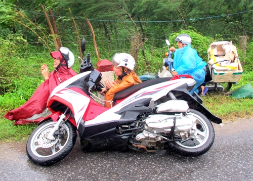 Trên Quốc lộ 10, nhiều xe máy bị đổ xuống vệ đường do gió giật quá mạnh.