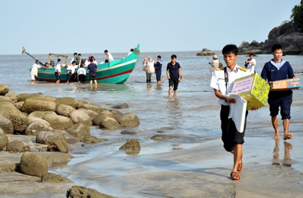 Chuyển quà Tết lên đảo Hòn Khoai.