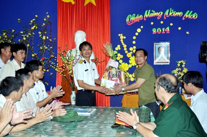 Tặng quà Tết cho cán bộ, chiến sĩ trên đảo Hòn Chuối.