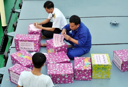 Chuẩn bị quà lên đảo.