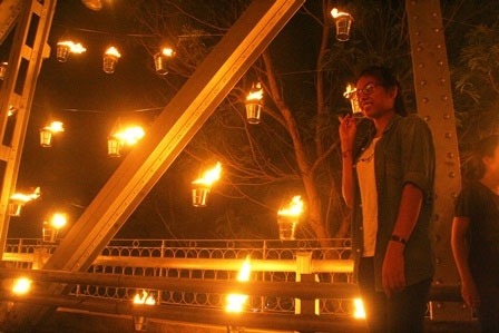 Tạo dáng chụp với lửa