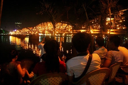 Nhiều người dân ở thôn quê lên Huế chơi chọn giải pháp ngồi quán ăn, cafe ven sông Hương để nhìn