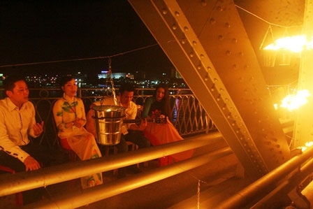 Nhóm ca sĩ hát nhiều bài cảm xúc trên lan can cầu - chào mừng 1 tác phẩm nghệ thuật cực kỳ hoành tráng các bạn Pháp dành cho Huế