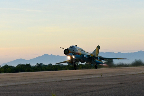 Chuyến bay khí tượng đầu tiên do cán bộ chỉ huy thực hiện từ rất sớm.