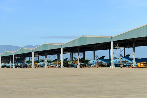 Thu hồi và đưa máy bay về vị trí.