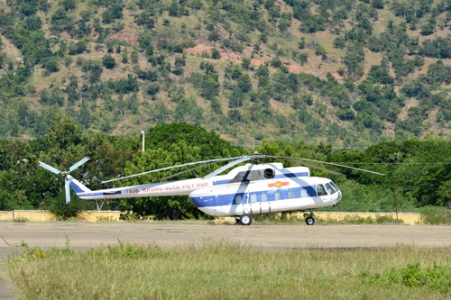Máy bay trực thăng trực sẵn sàng làm nhiệm vụ.