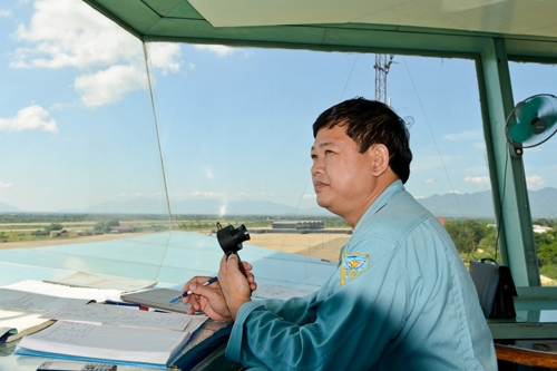 Trung đoàn trưởng chỉ huy bay.