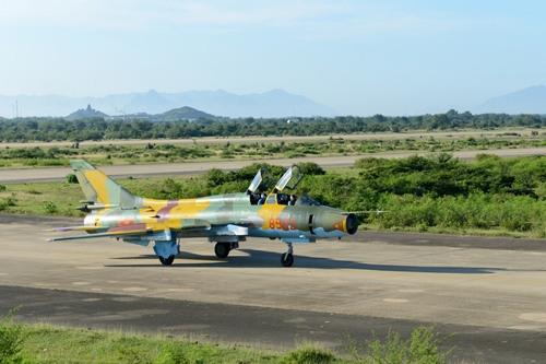 Phi công điều khiển máy bay về sân đỗ.