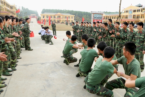 Kéo co là cuộc thi hào hứng giữa các trung đội trong đơn vị.