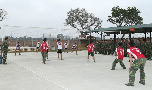 Ngoài giờ nghỉ, ngày nghỉ, vào các ngày lễ đơn vị tổ chức thi đấu có thưởng để khuyến khích bộ đội.