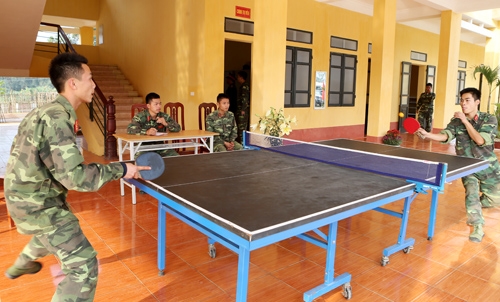 Nhiều chiến sĩ mới chơi bóng bàn nhưng có những cú đập, ve bóng khá “đường nét”.