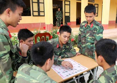 Bàn chơi cờ tướng khá tĩnh lặng, thu hút chiến sĩ ưa thích môn thể thao trí tuệ.