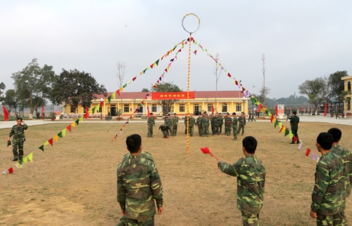 Ném còn là trò chơi khó và phần thắng thường thuộc về các chiến sĩ đồng bào dân tộc thiểu số.