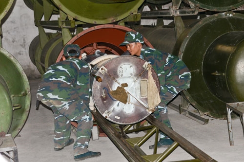 Mở niêm cất, đưa đạn ra khỏi thùng