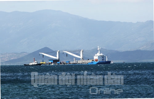 Tàu 184 Hải Phòng đang trên tàu vận tải Rolldock Star tại Vịnh Cam Ranh