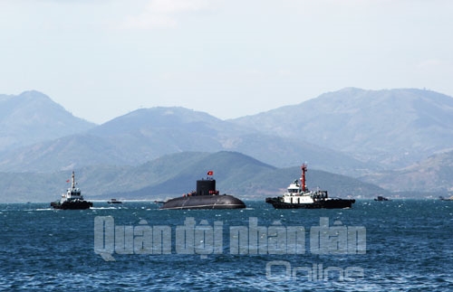 Tàu 184 Hải Phòng vừa rời khỏi Tàu vận tải Rolldock Star