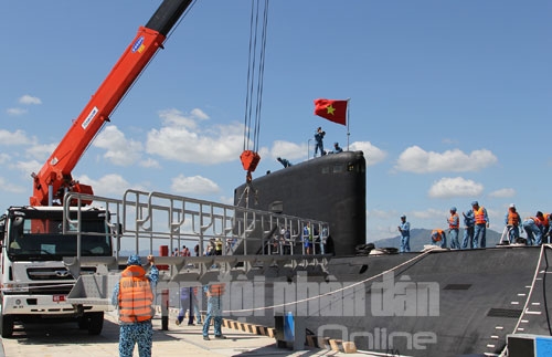 Xe cẩu đang cẩu cầu thang từ cầu cảng với tàu