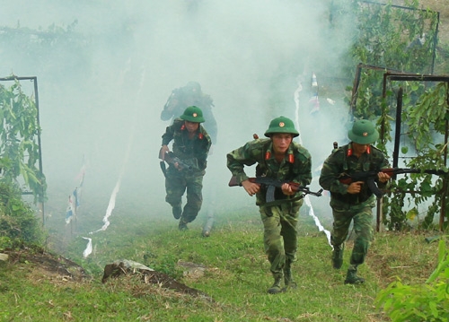 Huấn luyện Mở cửa đánh chiếm đầu cầu ở Trung đoàn Sơn La