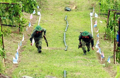 Khi đã mở thông cửa mở, 2 chiến sĩ nhanh chóng đánh dấu cửa mở cho đơn vị.