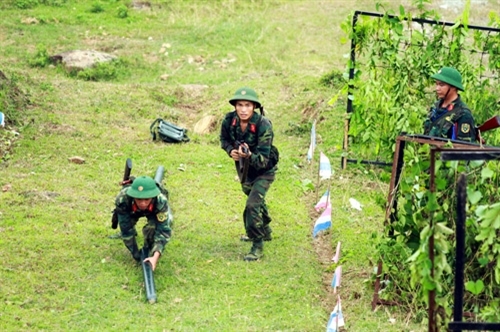 Chiến sĩ đặt bộc phá mở cửa được tiểu đội trưởng dẫn lên vị trí...