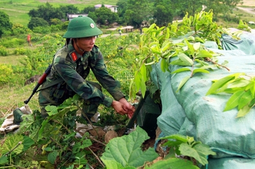Chiến sĩ bộc phá vận động, đặt lượng nổ phá hủy lô cốt đầu cầu.