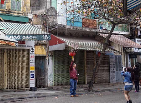 Nhiều người yêu thích ảnh đến phố cổ từ sớm để ghi lại khoảnh khắc đẹp sớm Mồng Một Tết.