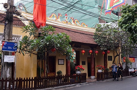 Một số người đi lễ cầu may đầu năm mới, đền Bạch Mã.