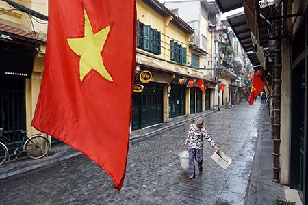 Phố Tạ Hiện vắng lặng khác hẳn ngày thường.