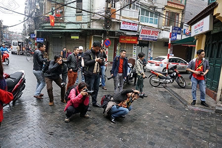 Đông nhất trên phố cổ sớm Mồng Một Tết là giới chơi ảnh đi dạo phố và ghi lại khoảnh khắc thanh bình này.