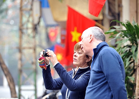 Các du khách nước ngoài cũng tranh thủ ghi hình...