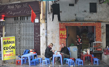 Lác đác có vài hàng quán mở cửa phục vụ du khách.