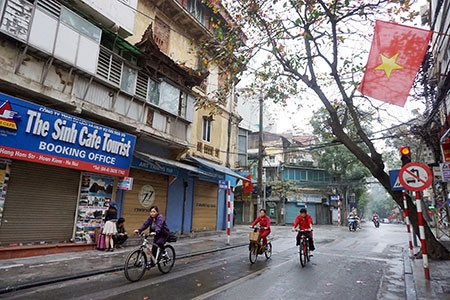 Nhiều nhóm cũng chọn cách đạp xe tận hưởng không khí Hà Nội sớm đầu xuân mới.