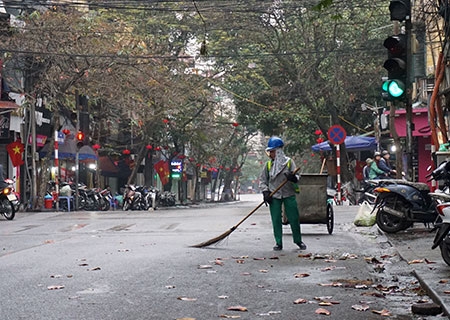 Các chị lao công vẫn cần mẫn để làm đẹp cho đời.