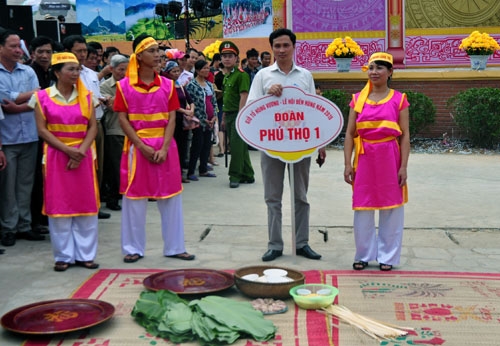 Các đội chuẩn bị sẵn sàng để gói bánh.