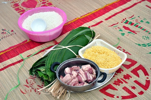 Nguyên liệu được chuẩn bị gồm gạo nếp, lá dong, đỗ xanh, thịt lợn…