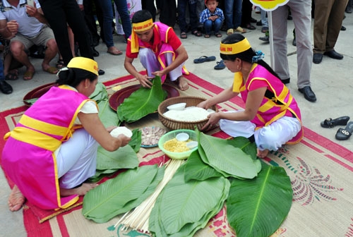 Phân chia công việc rất khoa học: Người sắp lá, người gói bánh, người buộc lạt.