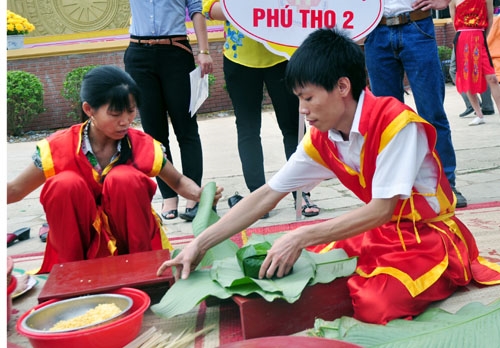 Sau ít phút, chiếc bánh chưng vuông vức đã được nghệ nhân khéo léo lên khuôn và gấp lá thành hình hài.