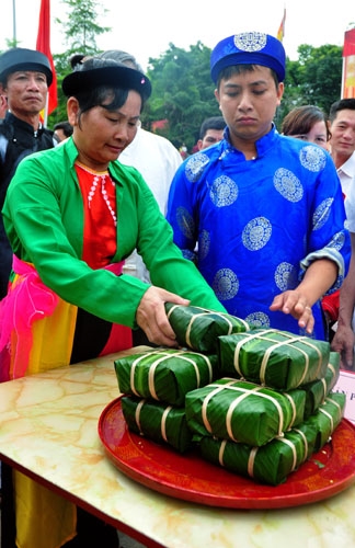 Cho đến khi hoàn thiện, các đội sẽ sắp bánh chưng lên mâm bánh ngăn nắp để chờ Ban giám khảo chấm.