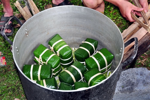 Và sắp vào nồi sẵn sàng nổi lửa để đun bánh.